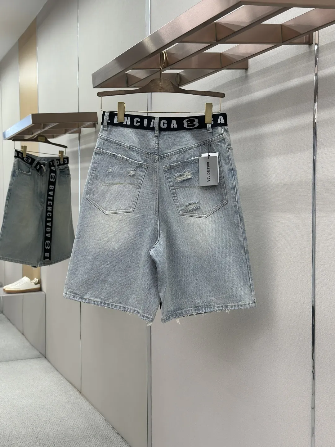 Logo-Webbing Belted Denim Shorts D29519192 — view 2
