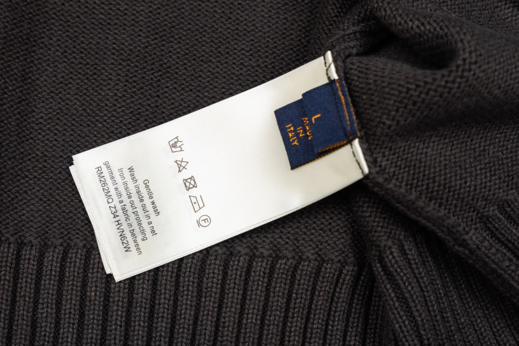 Logo-Patch Wool V-Neck Cardigan D30022461 — view 9