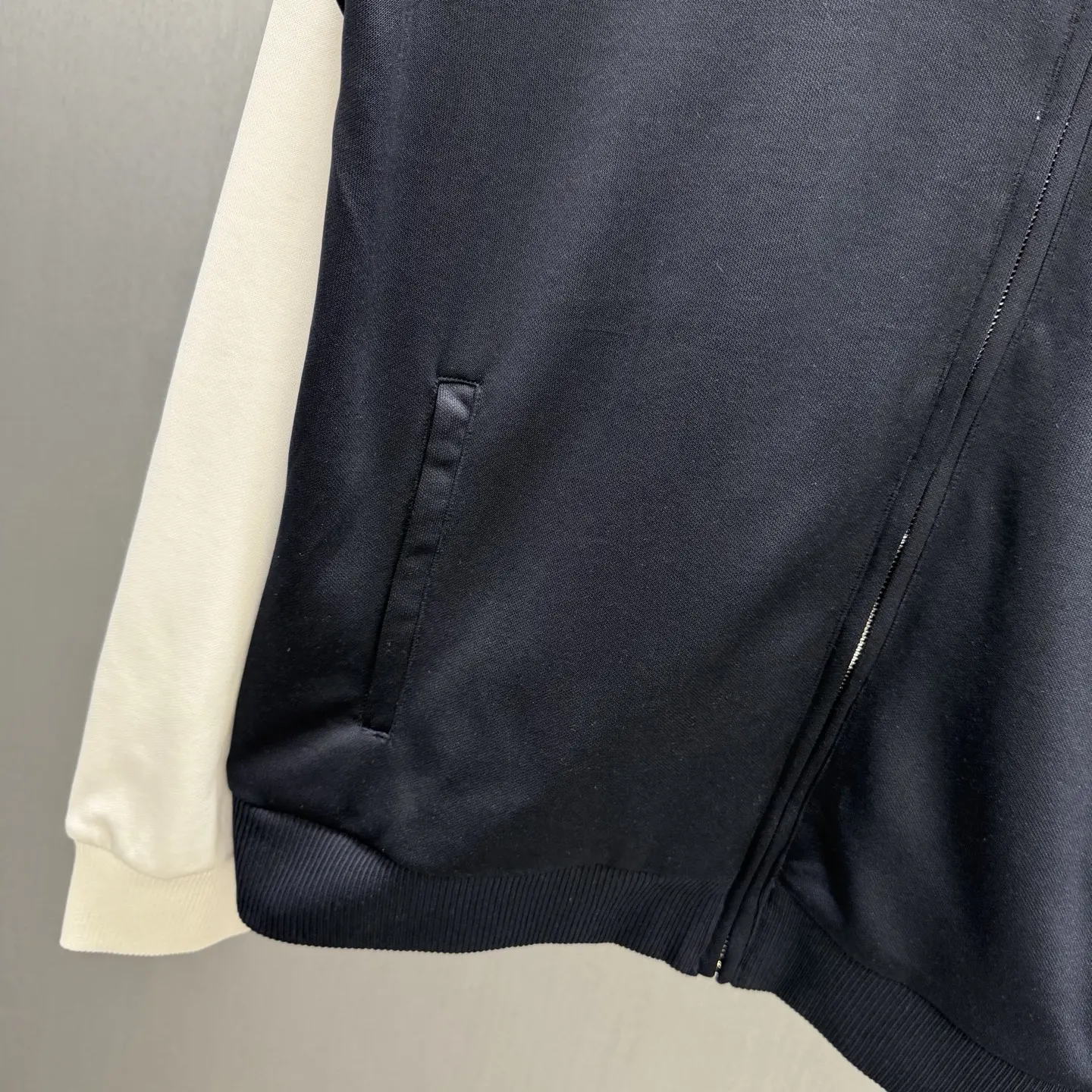 Interlocking G Bicolor Jersey Track Jacket D31514586 — view 4