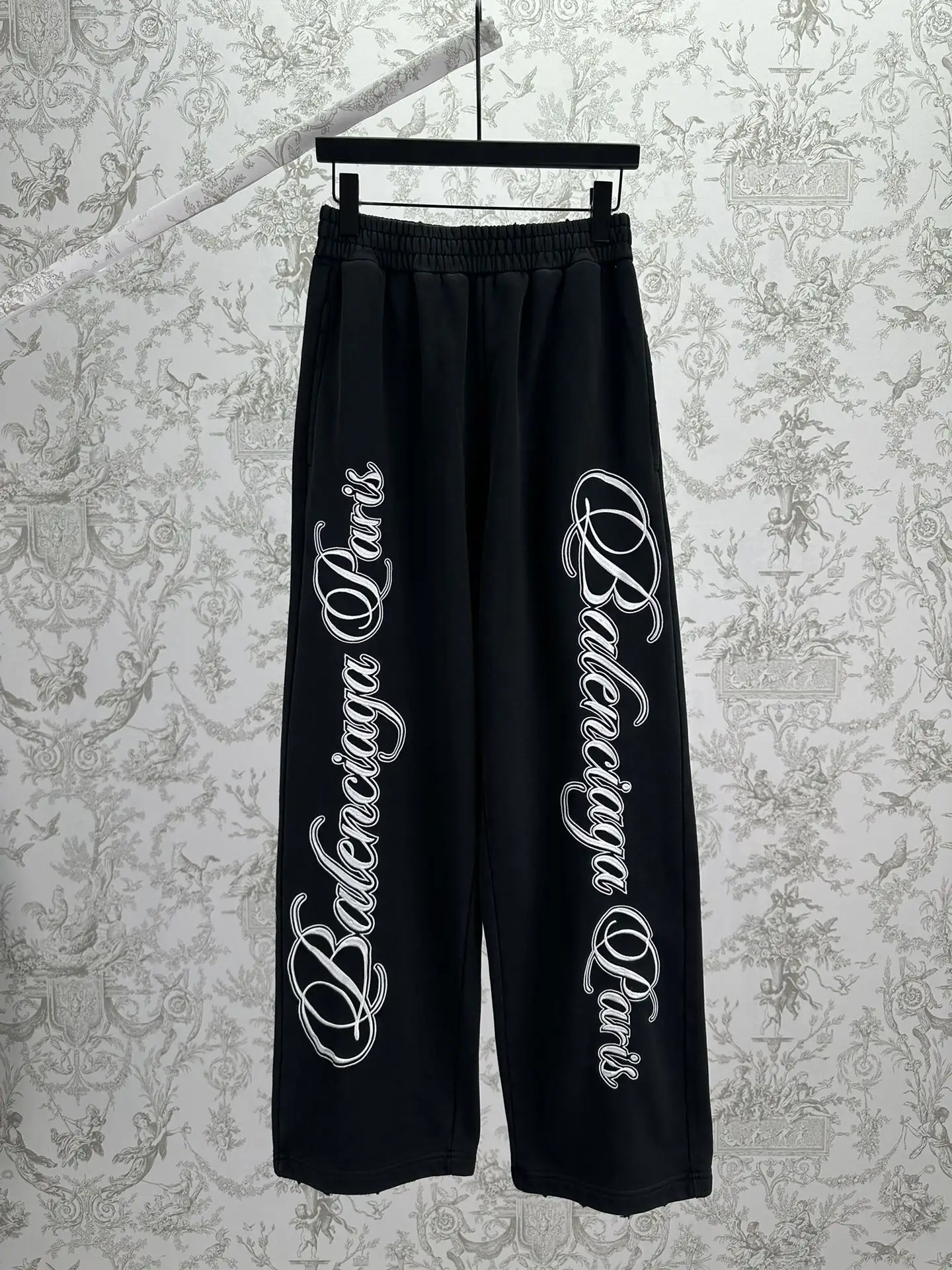 Cursive Logo Embroidered Baggy Sweatpants D32014376