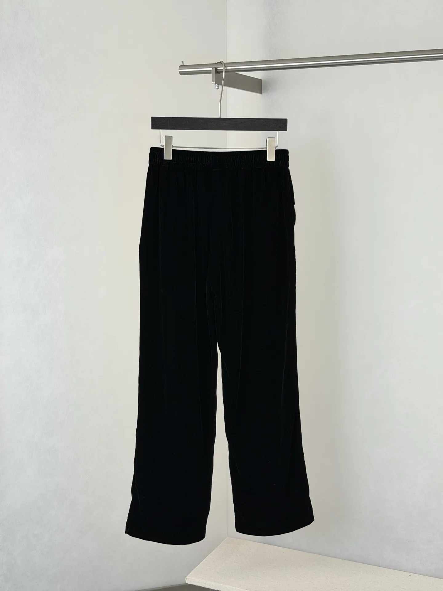 Embroidered Velvet Wide-Leg Sweatpants D32018665 — view 2