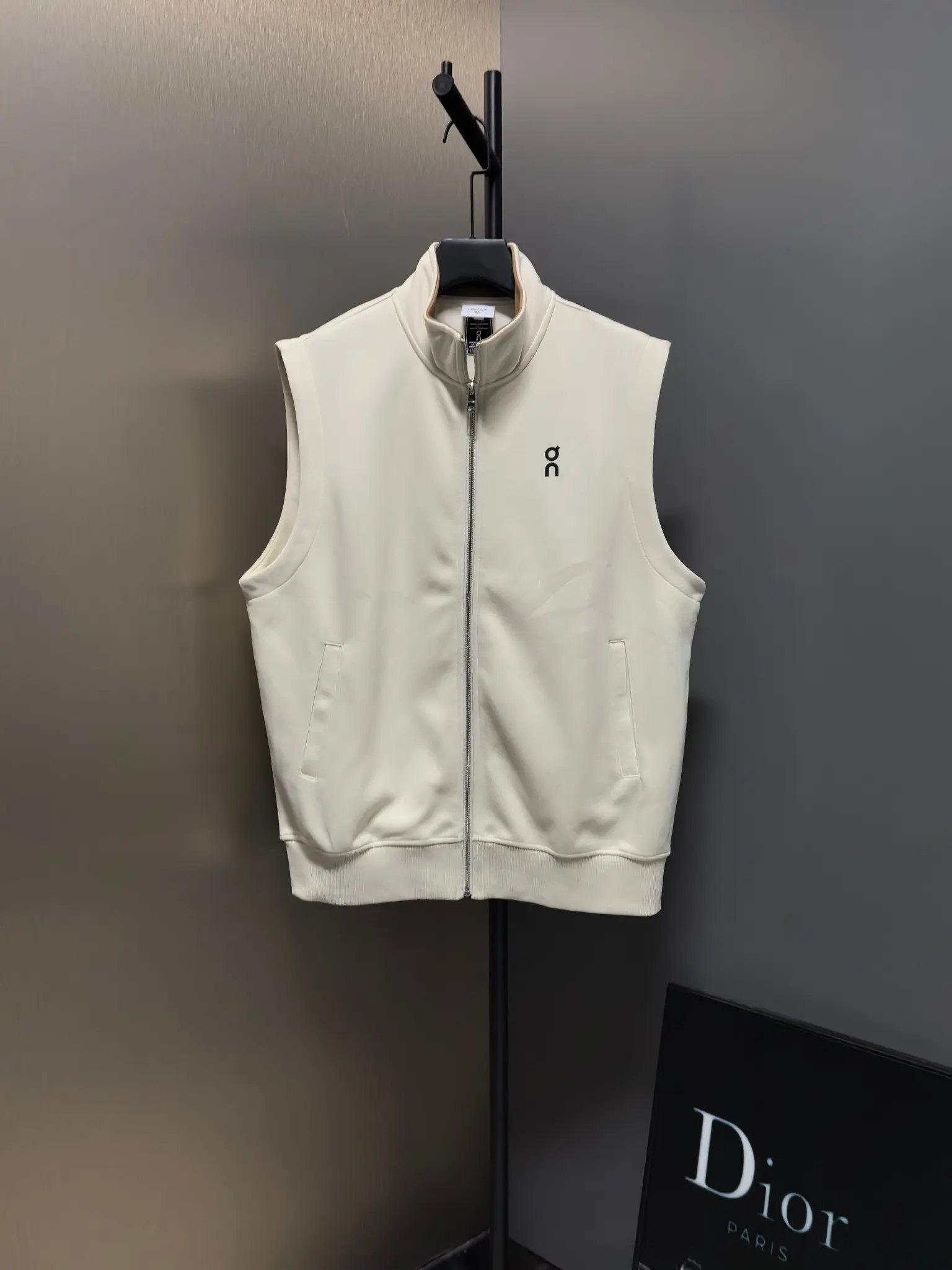 On Running Logo-Print Zip-Up Gilet D33022118