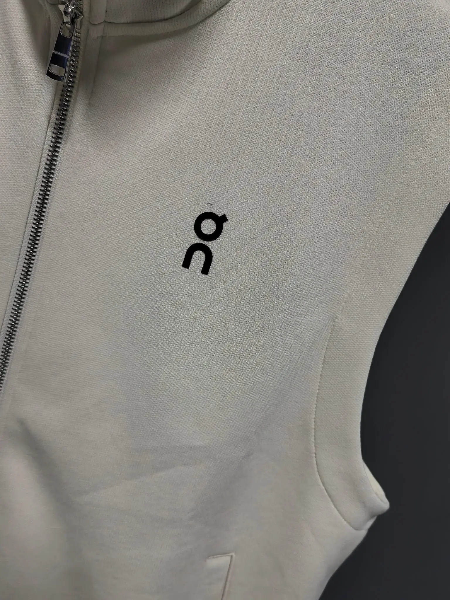 On Running Logo-Print Zip-Up Gilet D33022118 — view 3