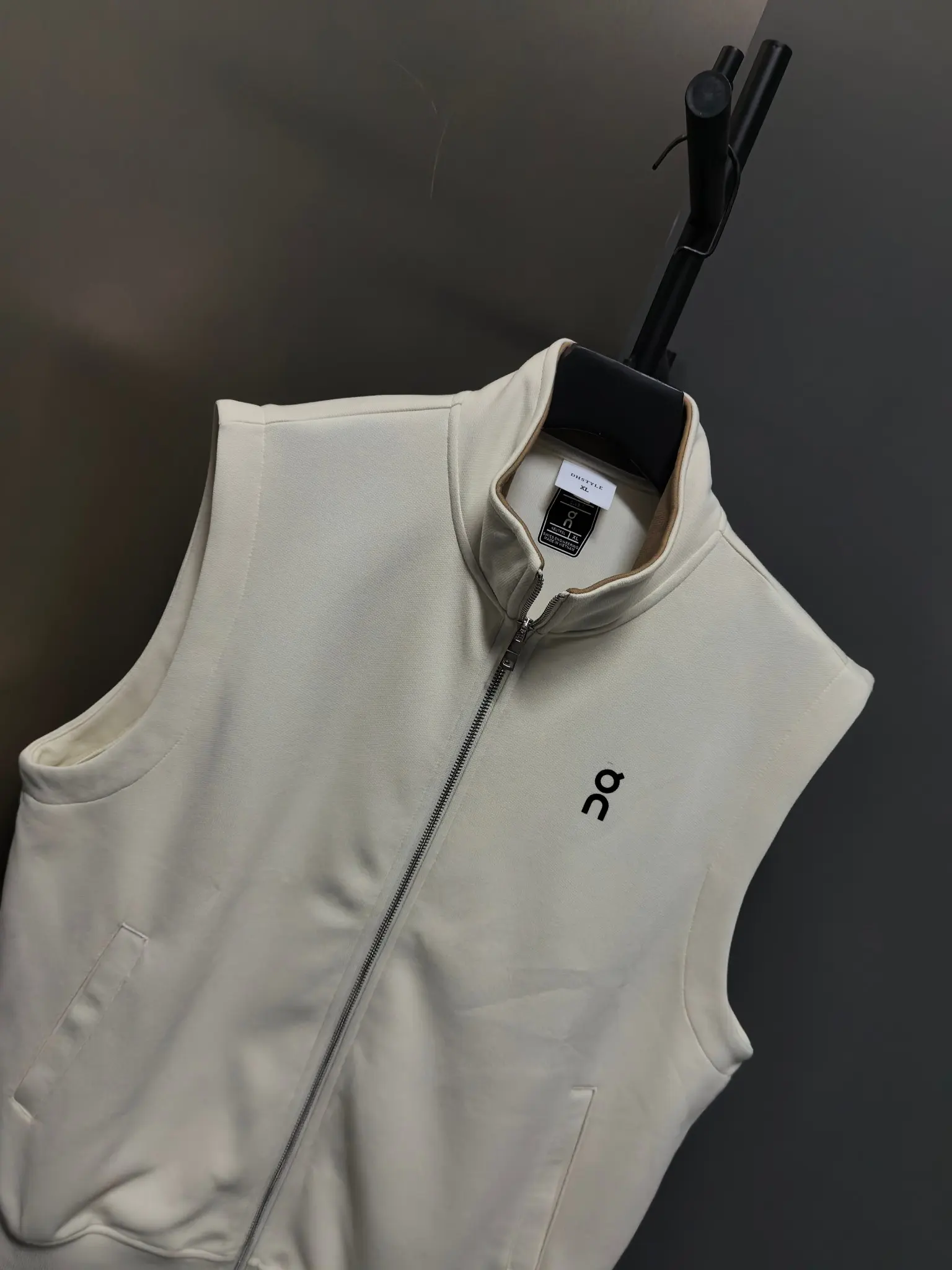 On Running Logo-Print Zip-Up Gilet D33022118 — view 5