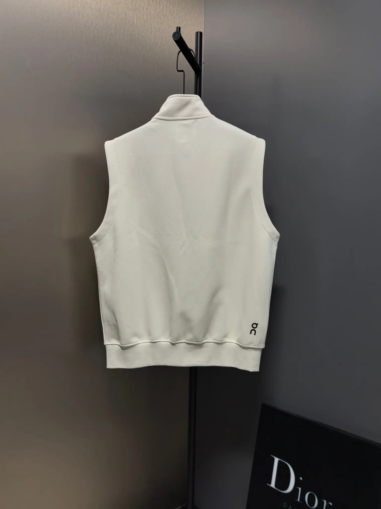 On Running Logo-Print Zip-Up Gilet D33022118 — view 6