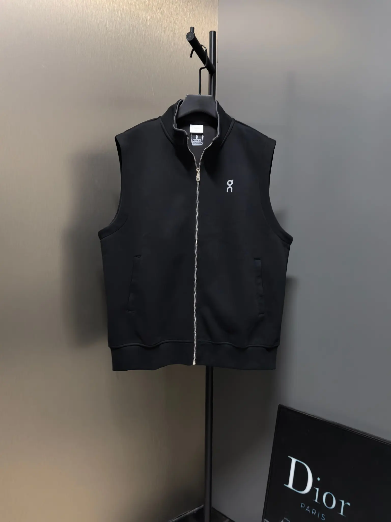 On Running Logo-Print Zip-Up Gilet D33022119