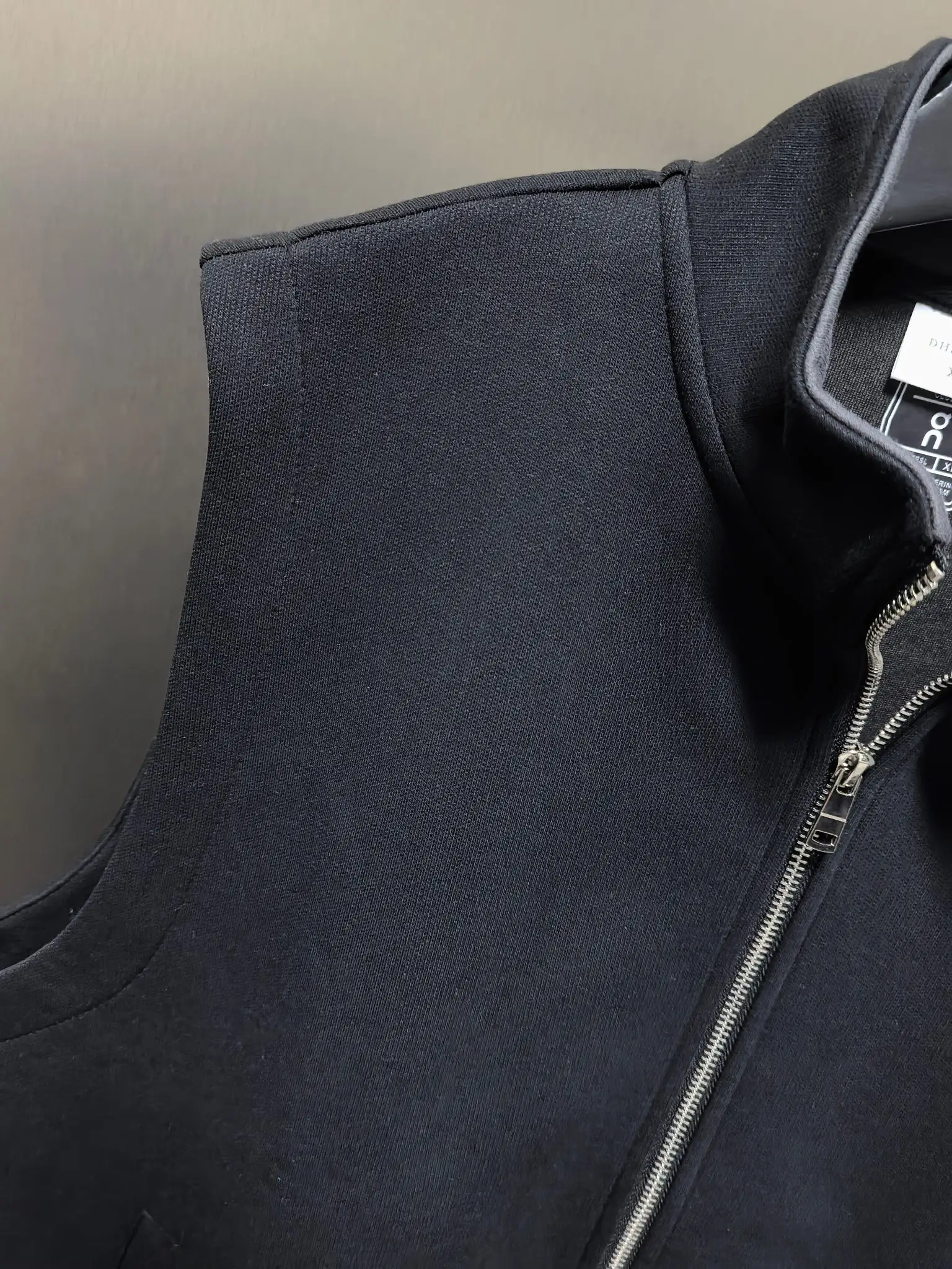 On Running Logo-Print Zip-Up Gilet D33022119 — view 2
