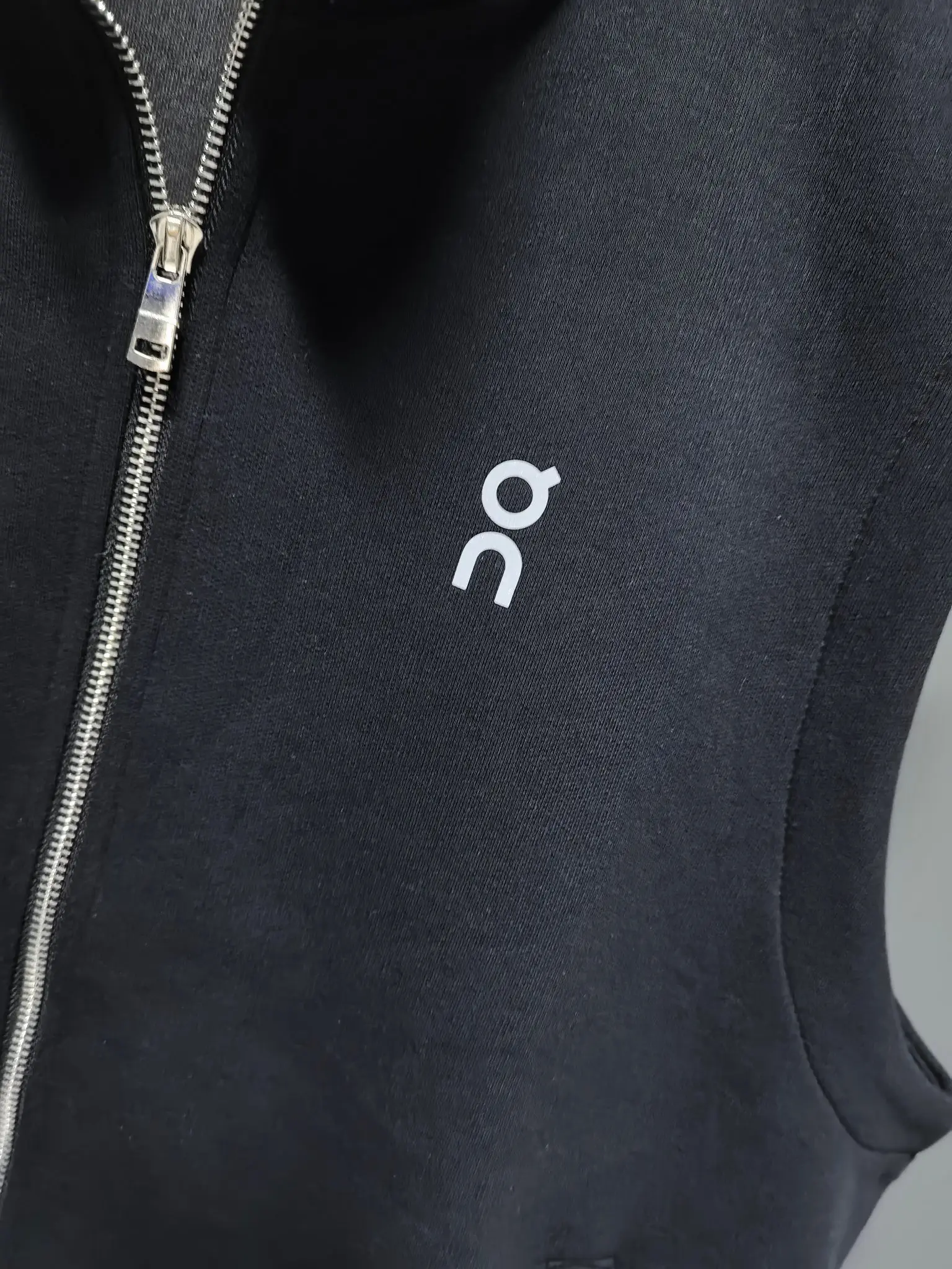 On Running Logo-Print Zip-Up Gilet D33022119 — view 3