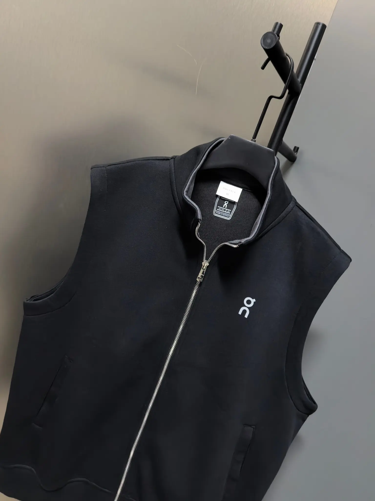 On Running Logo-Print Zip-Up Gilet D33022119 — view 5