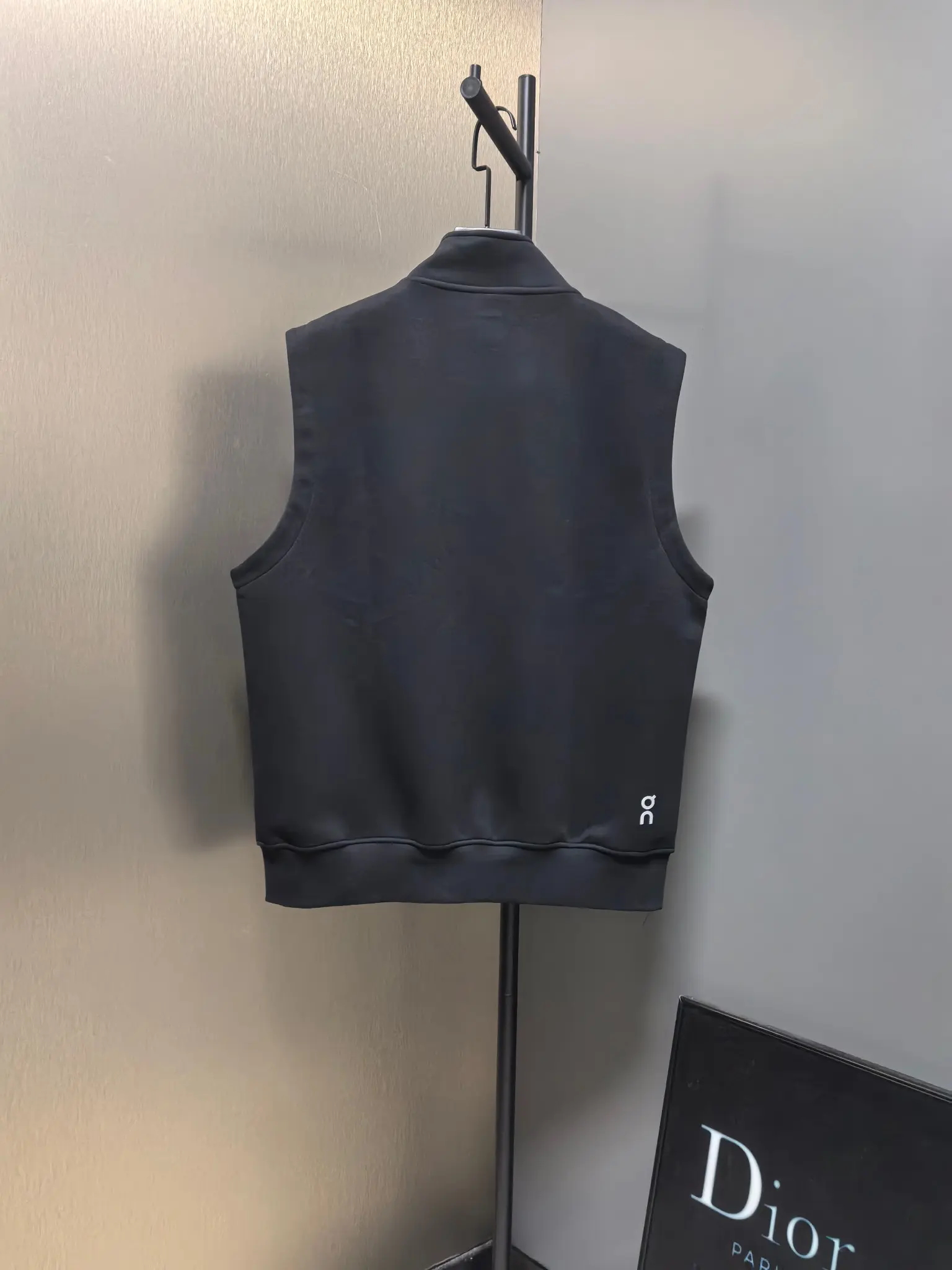 On Running Logo-Print Zip-Up Gilet D33022119 — view 6