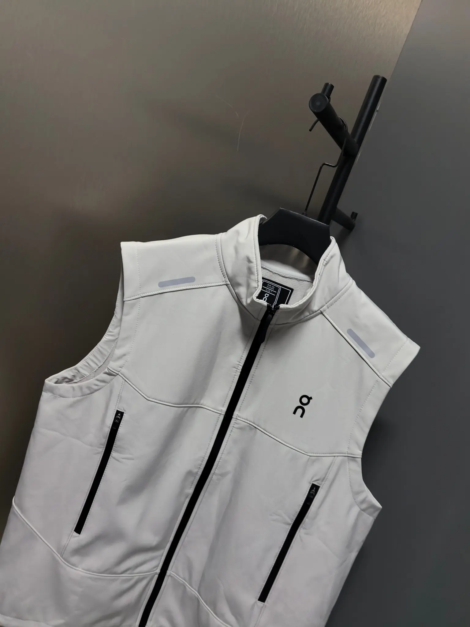 On Running Logo-Print Performance Vest D33022123 — view 6