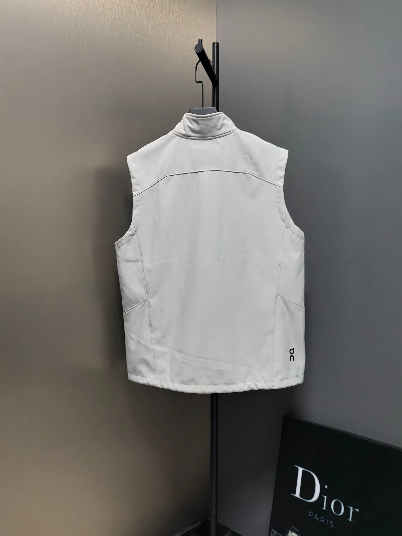 On Running Logo-Print Performance Vest D33022123 — view 8