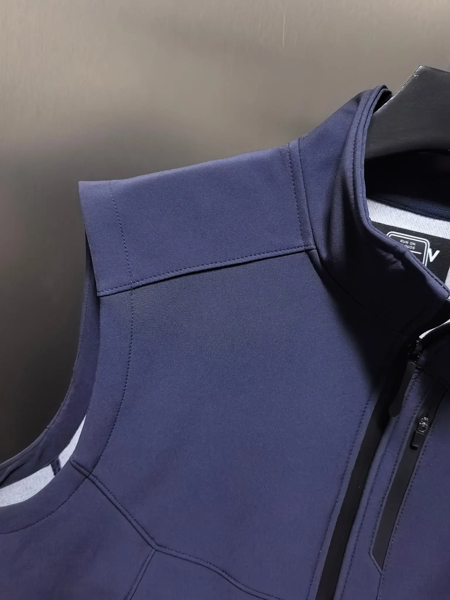 On Running Logo-Print Performance Gilet D33022120 — view 2