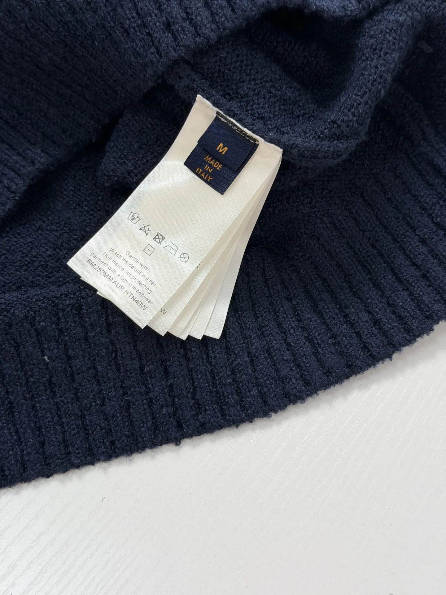 Script Logo Bouclé Knit Crew-Neck Sweater D33521967 — view 10
