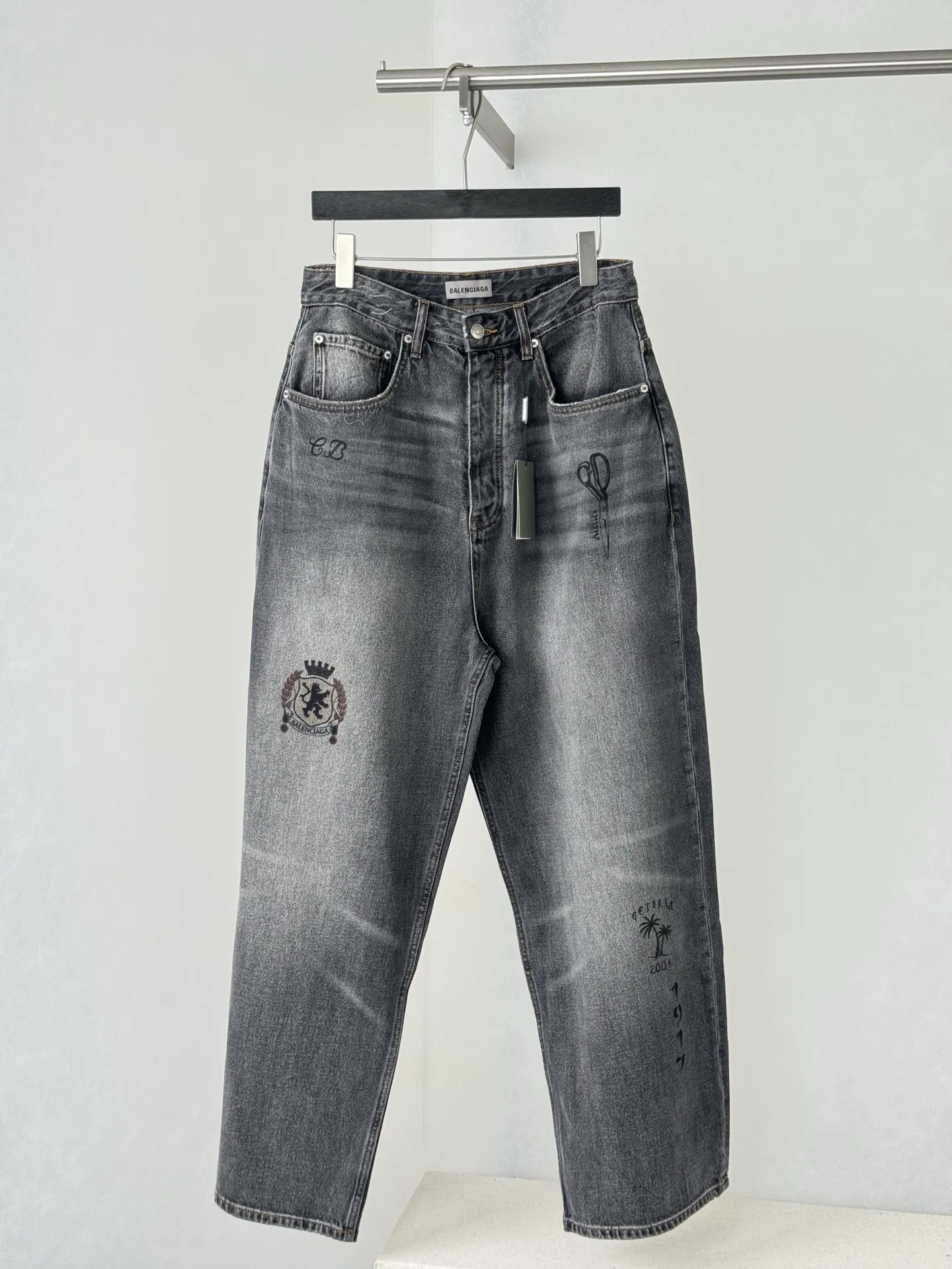 Embroidered Wide-Leg Distressed Jeans D33518750