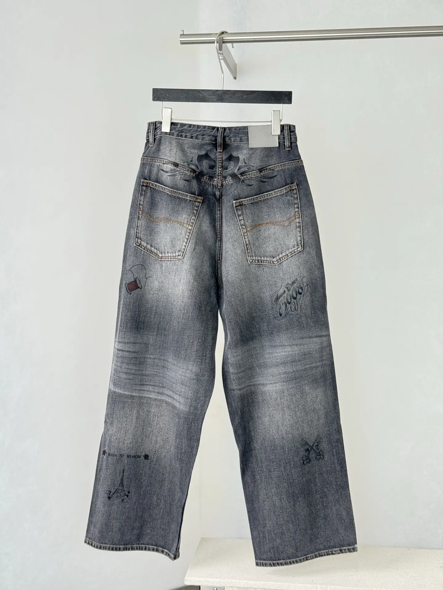 Embroidered Wide-Leg Distressed Jeans D33518750 — view 2