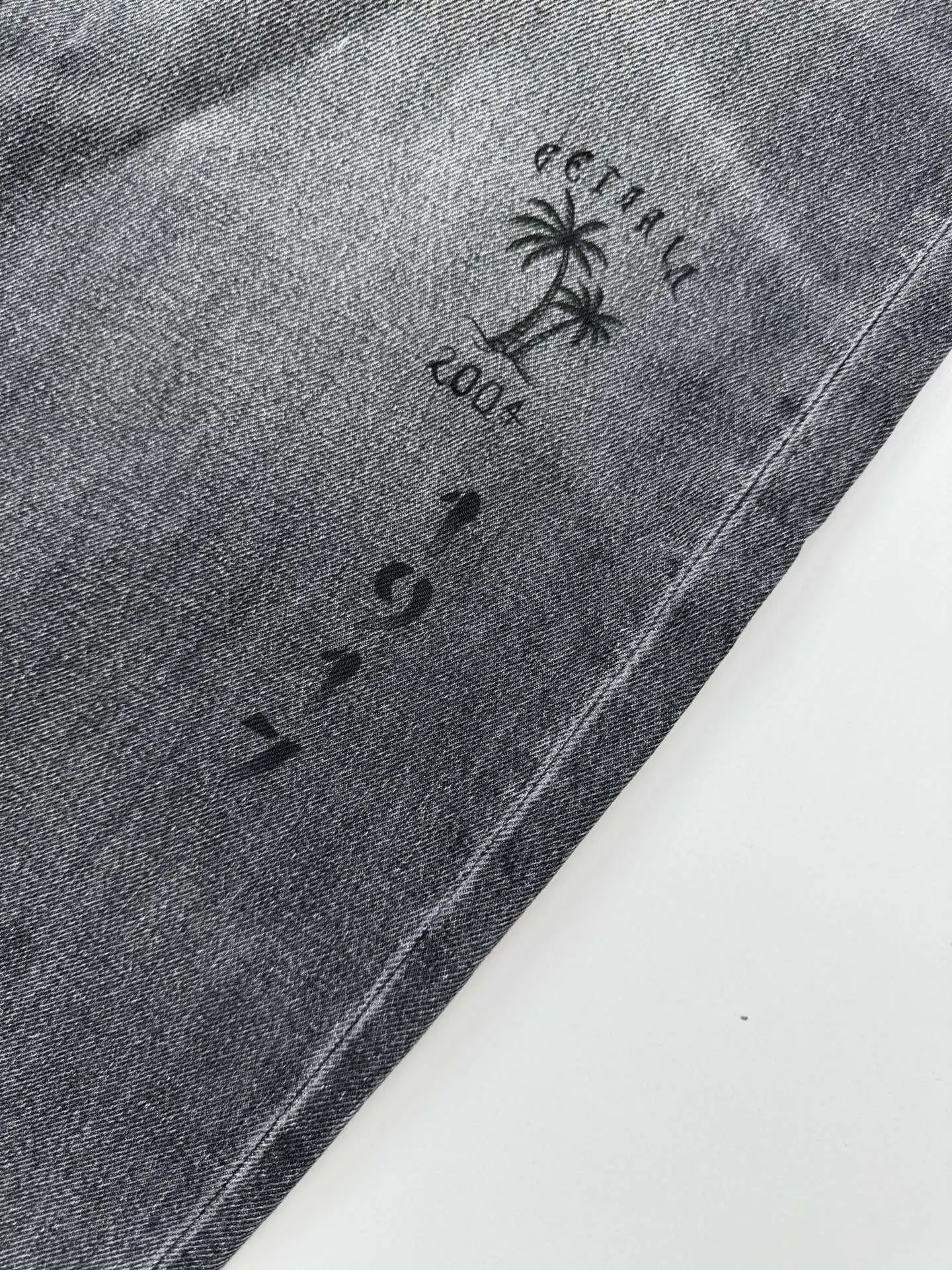 Embroidered Wide-Leg Distressed Jeans D33518750 — view 6