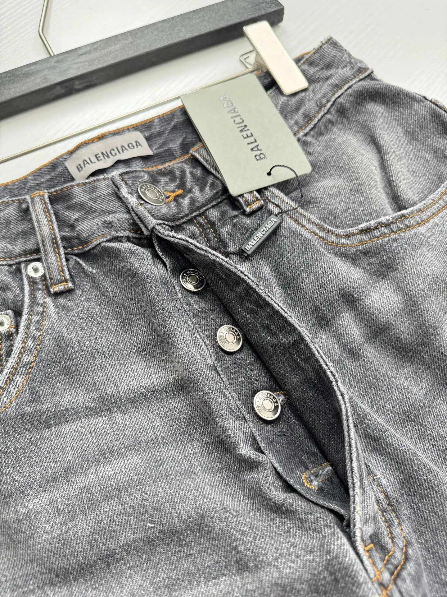 Embroidered Wide-Leg Distressed Jeans D33518750 — view 8