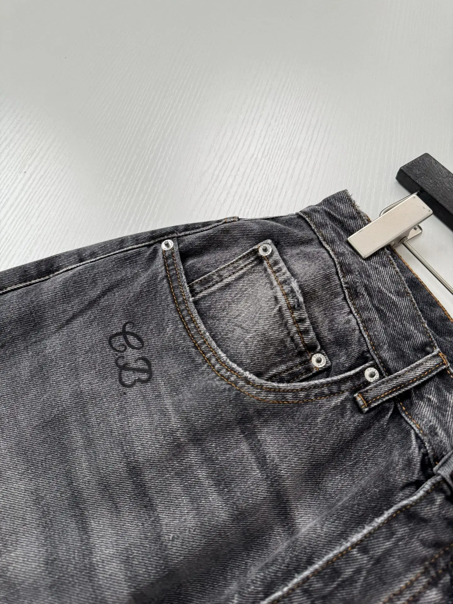 Embroidered Wide-Leg Distressed Jeans D33518750 — view 9