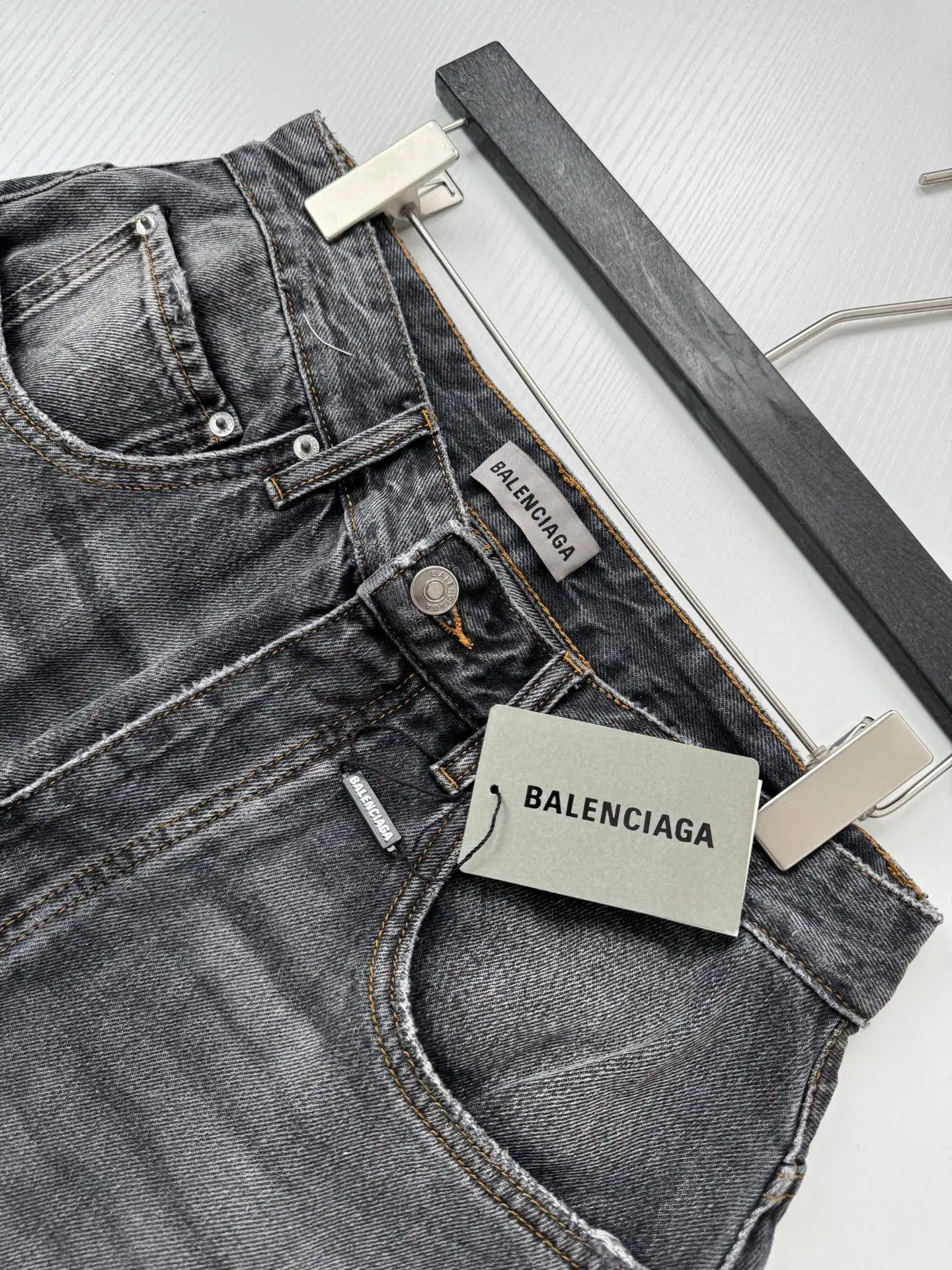 Embroidered Wide-Leg Distressed Jeans D33518750 — view 10