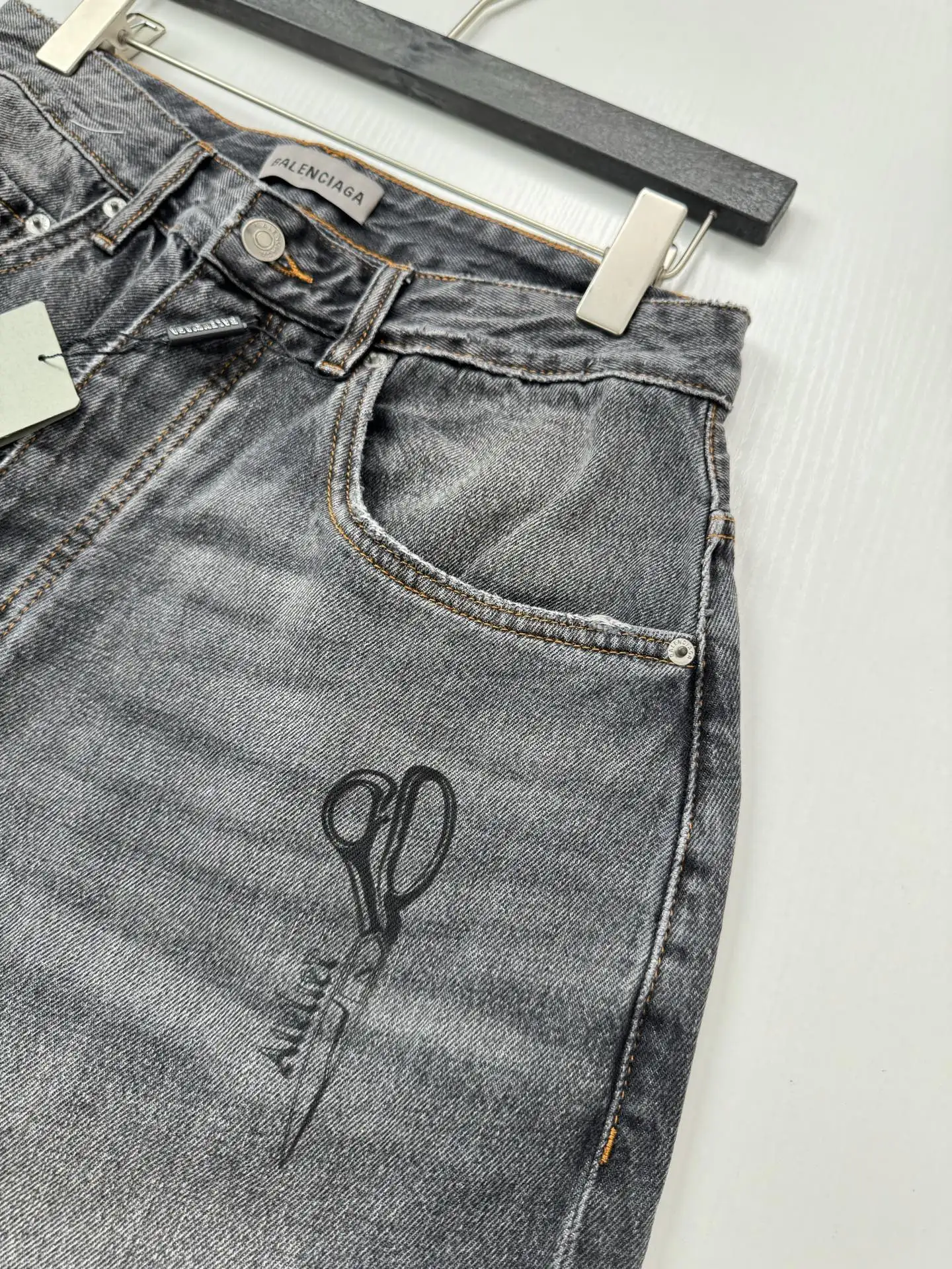 Embroidered Wide-Leg Distressed Jeans D33518750 — view 11