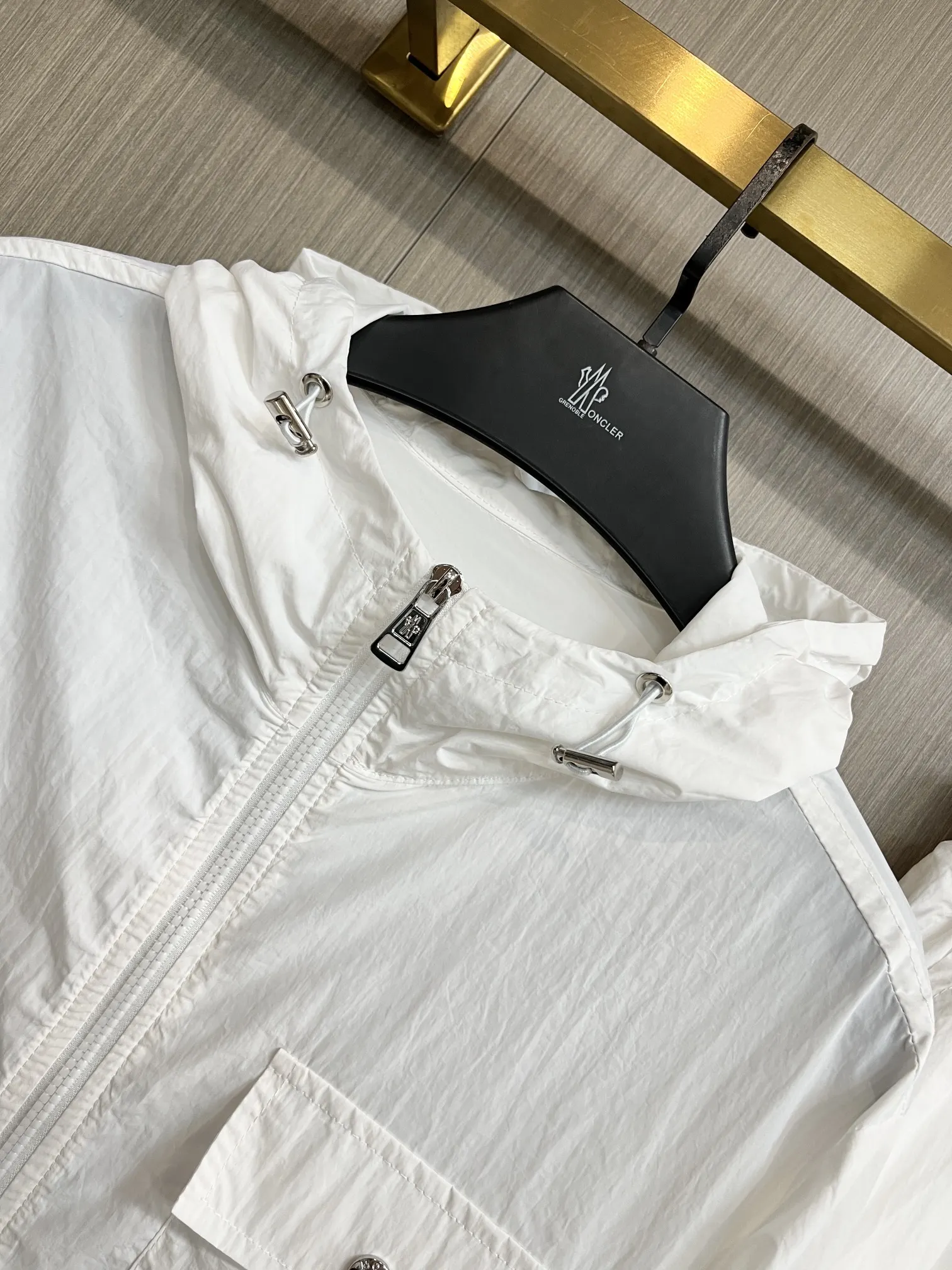 Hooded Windbreaker and Shorts Two-Piece Set D34014963 — view 5