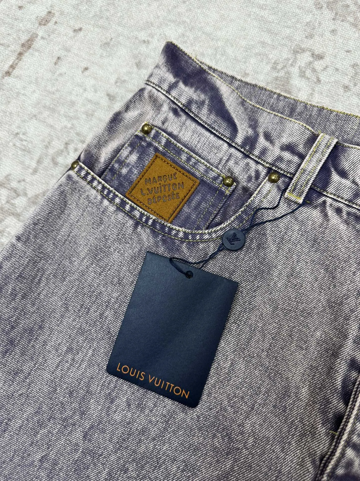 Acid-Wash Straight-Leg Jeans D36014373 — view 3