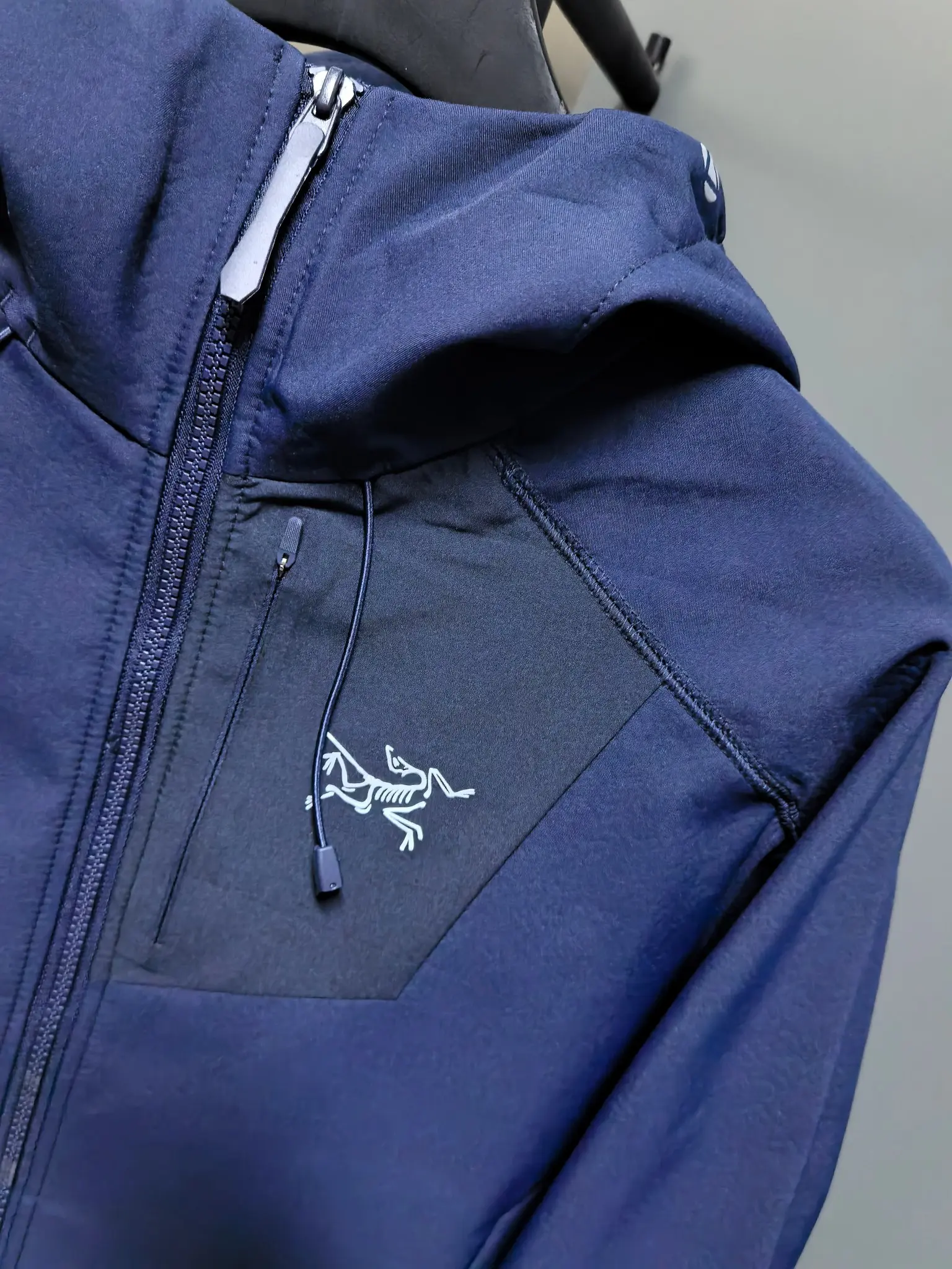 Logo-Print Hooded Softshell Jacket D37022096 — view 3