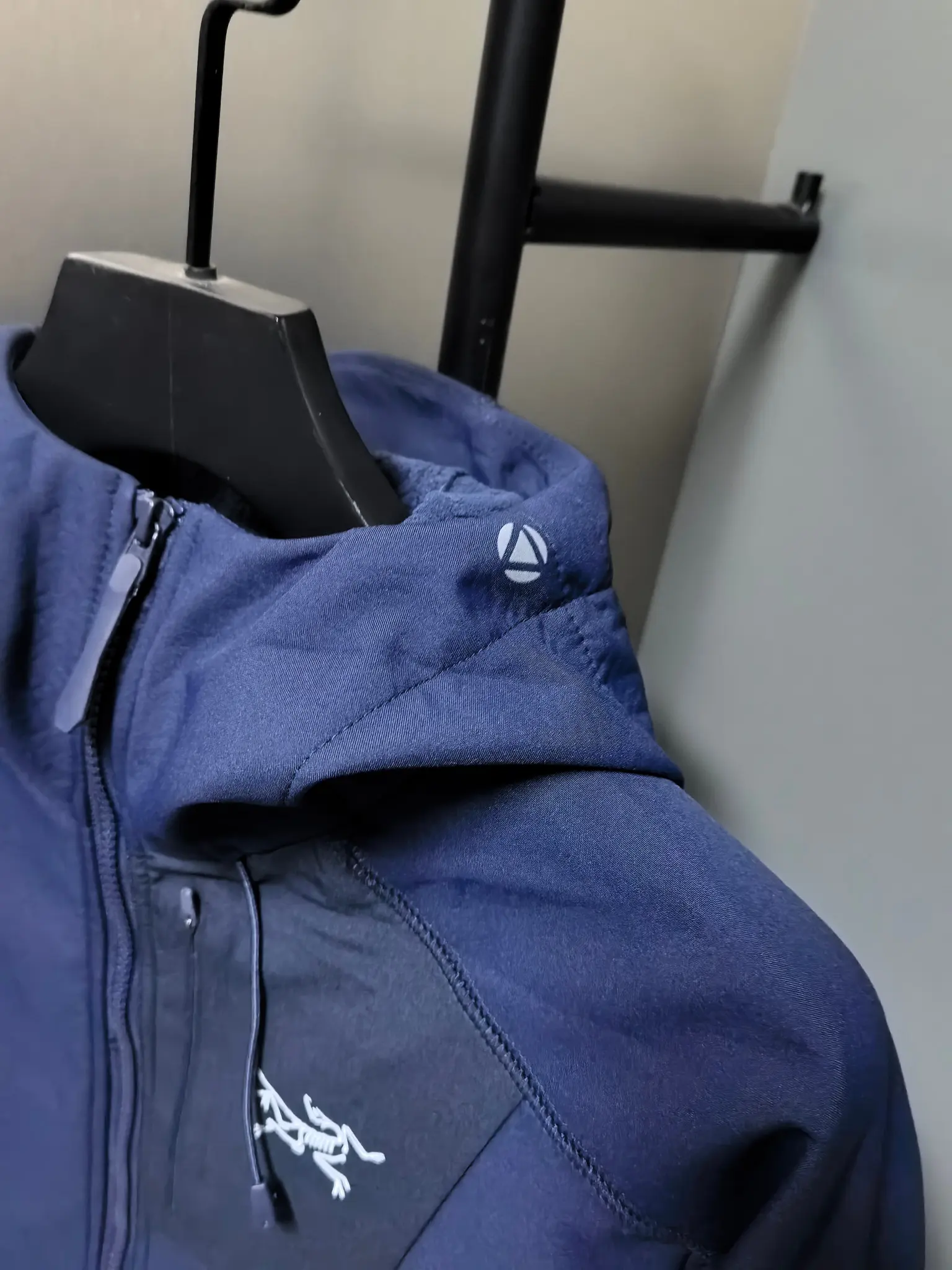 Logo-Print Hooded Softshell Jacket D37022096 — view 5