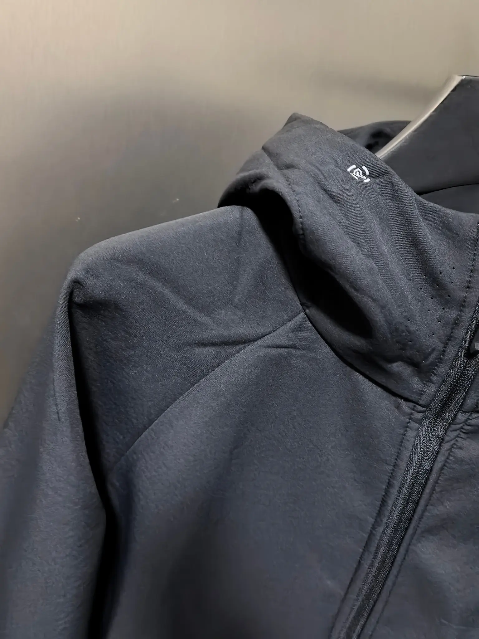 Hooded Softshell Performance Jacket D37022092 — view 2