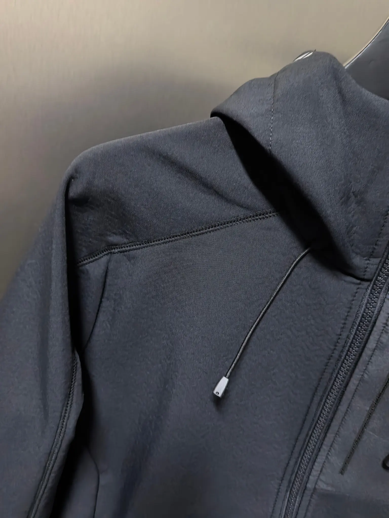 Hooded Softshell Performance Jacket D37022095 — view 2
