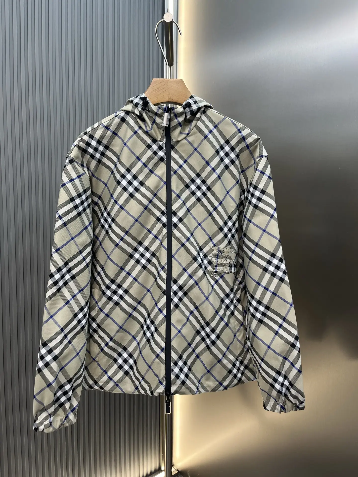 Reversible Check Hooded Jacket D37020424 — view 2