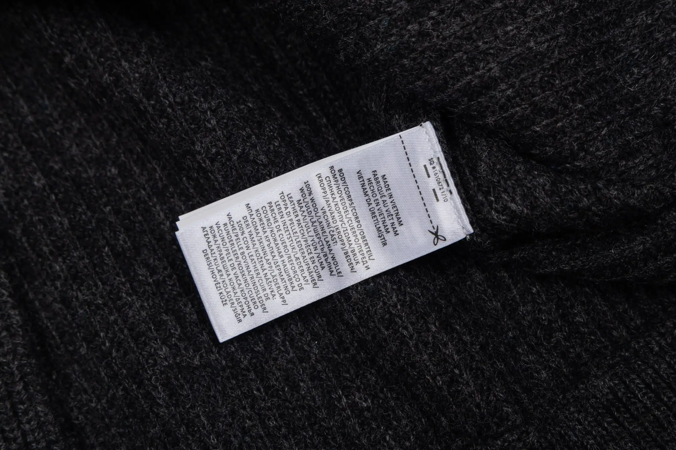 Mock-Neck Buttoned Wool-Blend Knit Jacket D37022462 — view 9