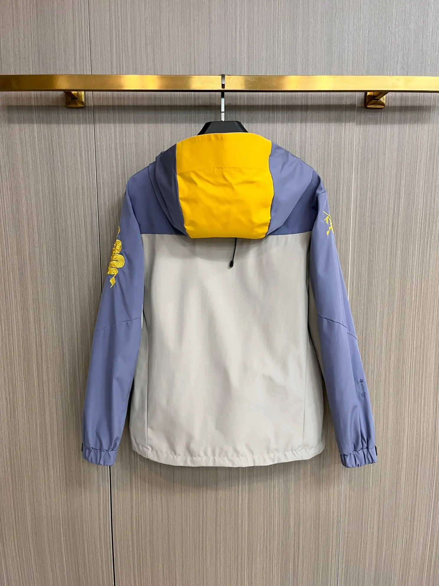 Two-Tone Hooded Technical Shell Jacket D38014769 — view 2