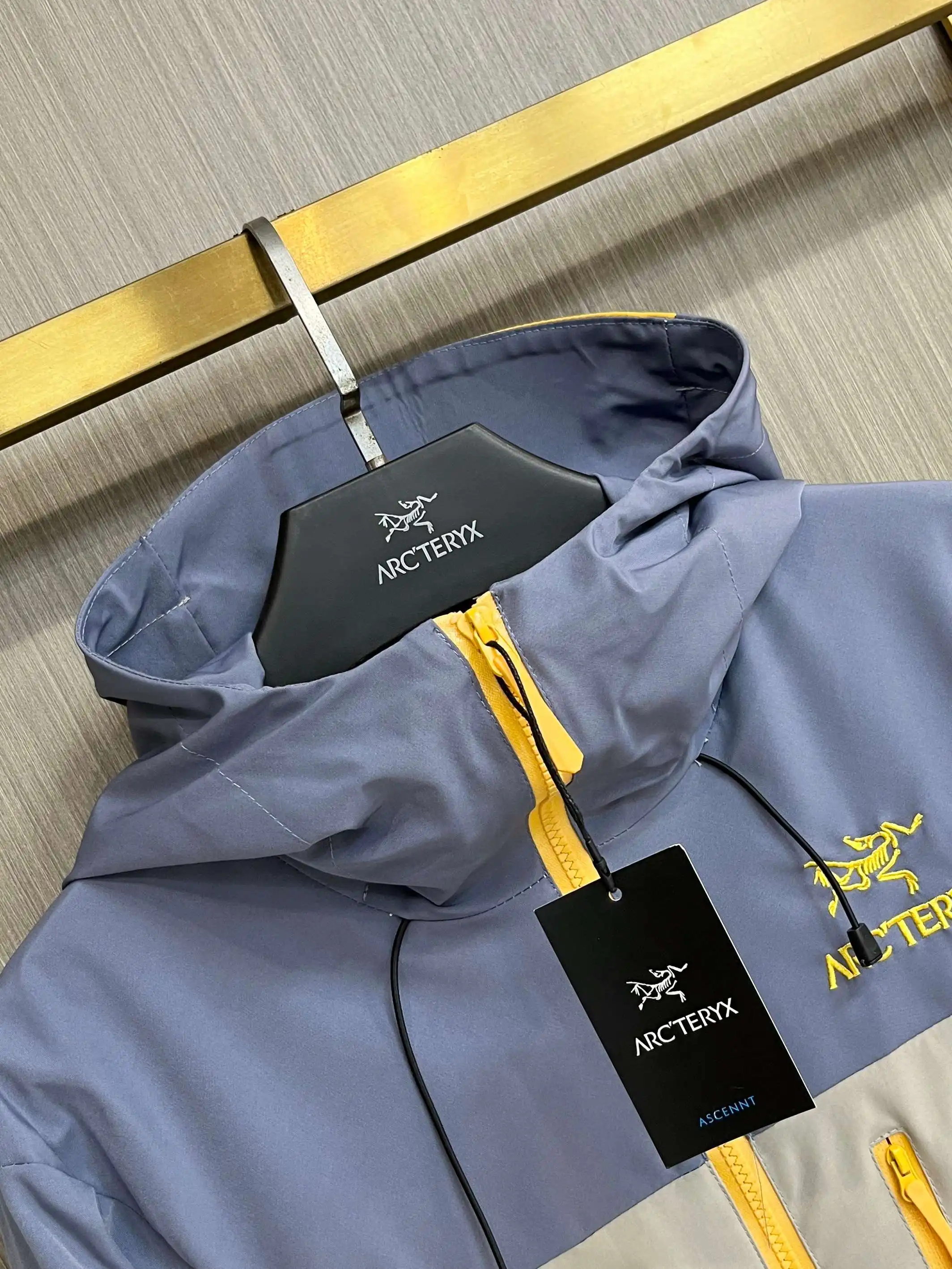 Two-Tone Hooded Technical Shell Jacket D38014769 — view 3