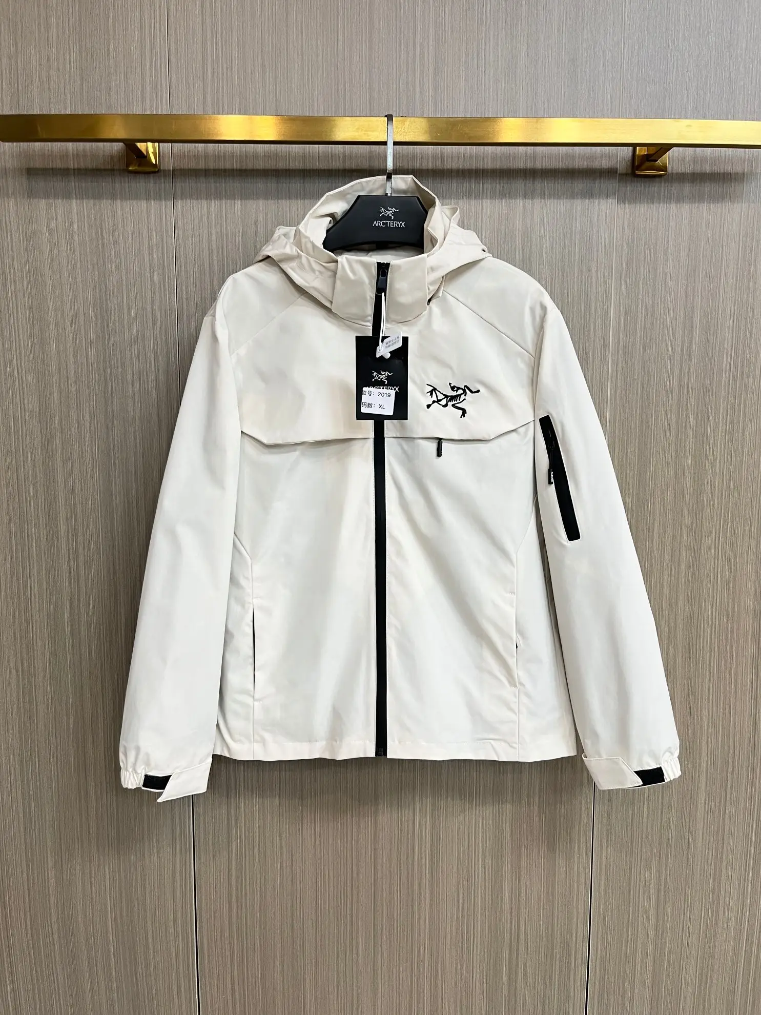Hooded Technical Shell Jacket D38014717