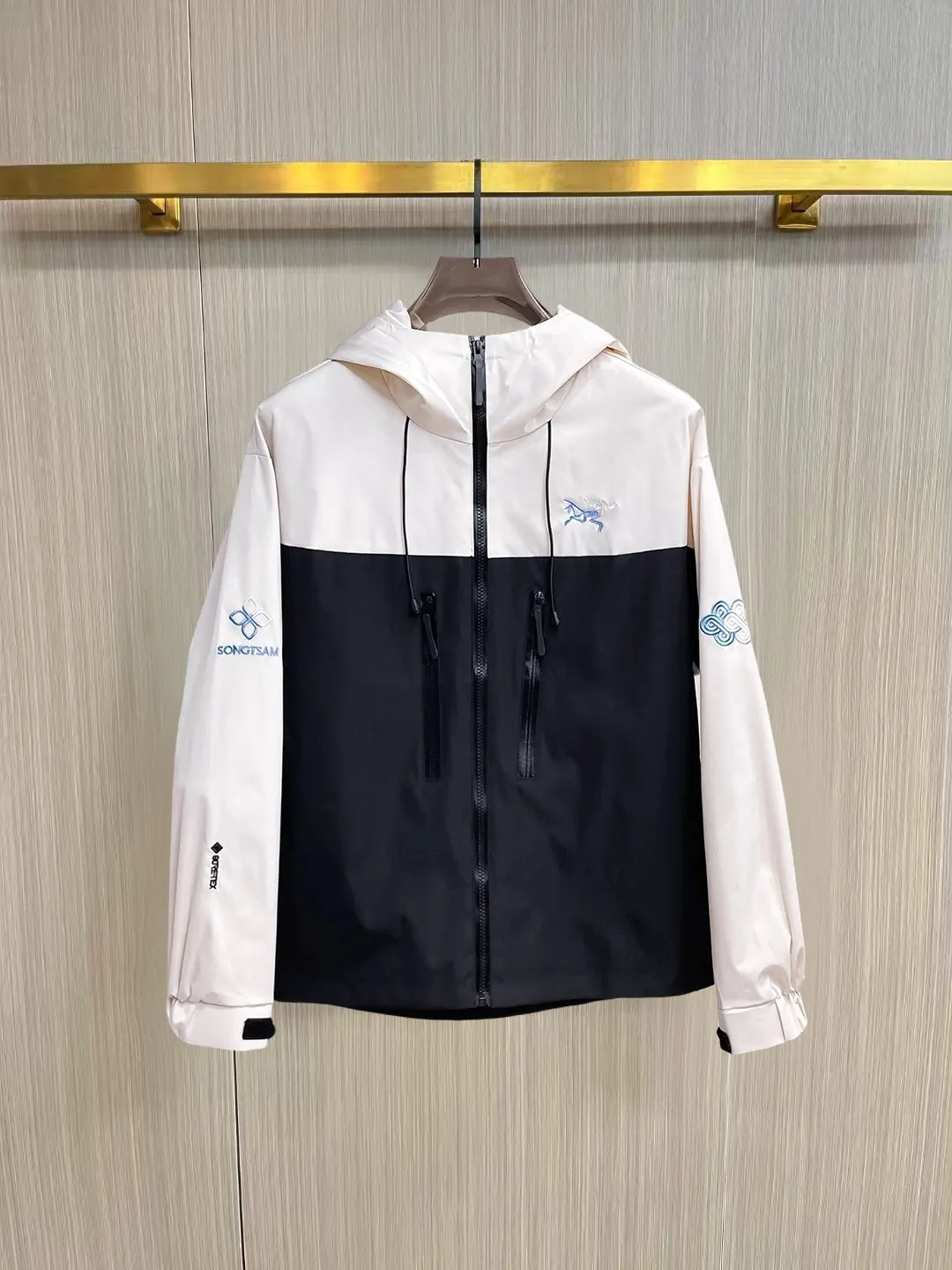 Two-Tone Hooded Shell Jacket D38014873