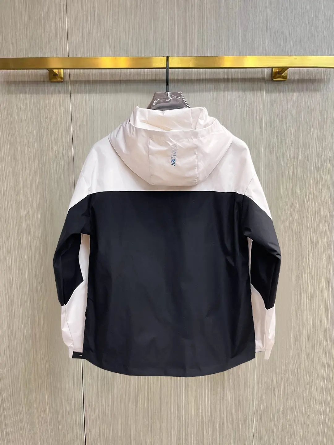 Two-Tone Hooded Shell Jacket D38014873 — view 2