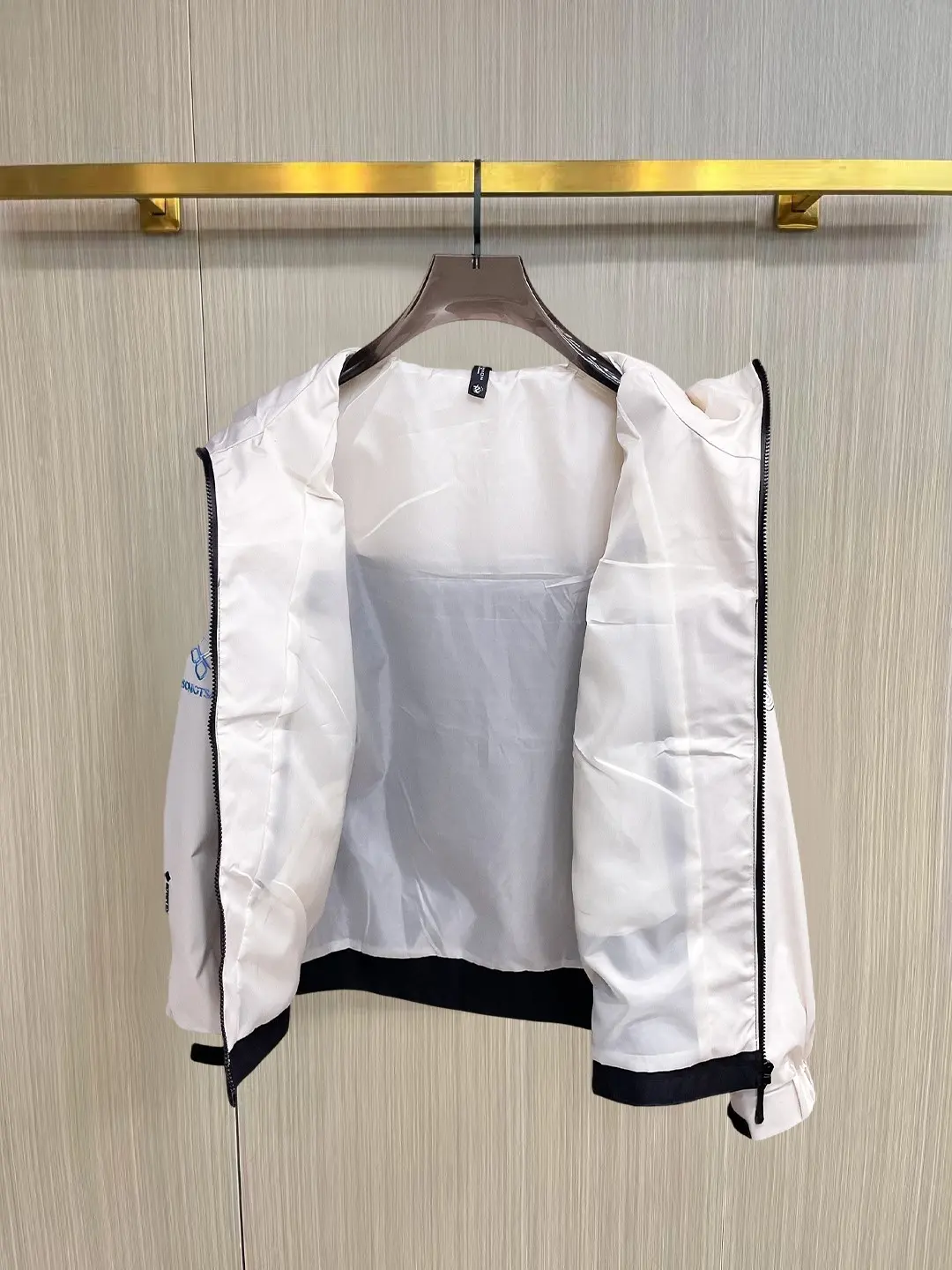 Two-Tone Hooded Shell Jacket D38014873 — view 3