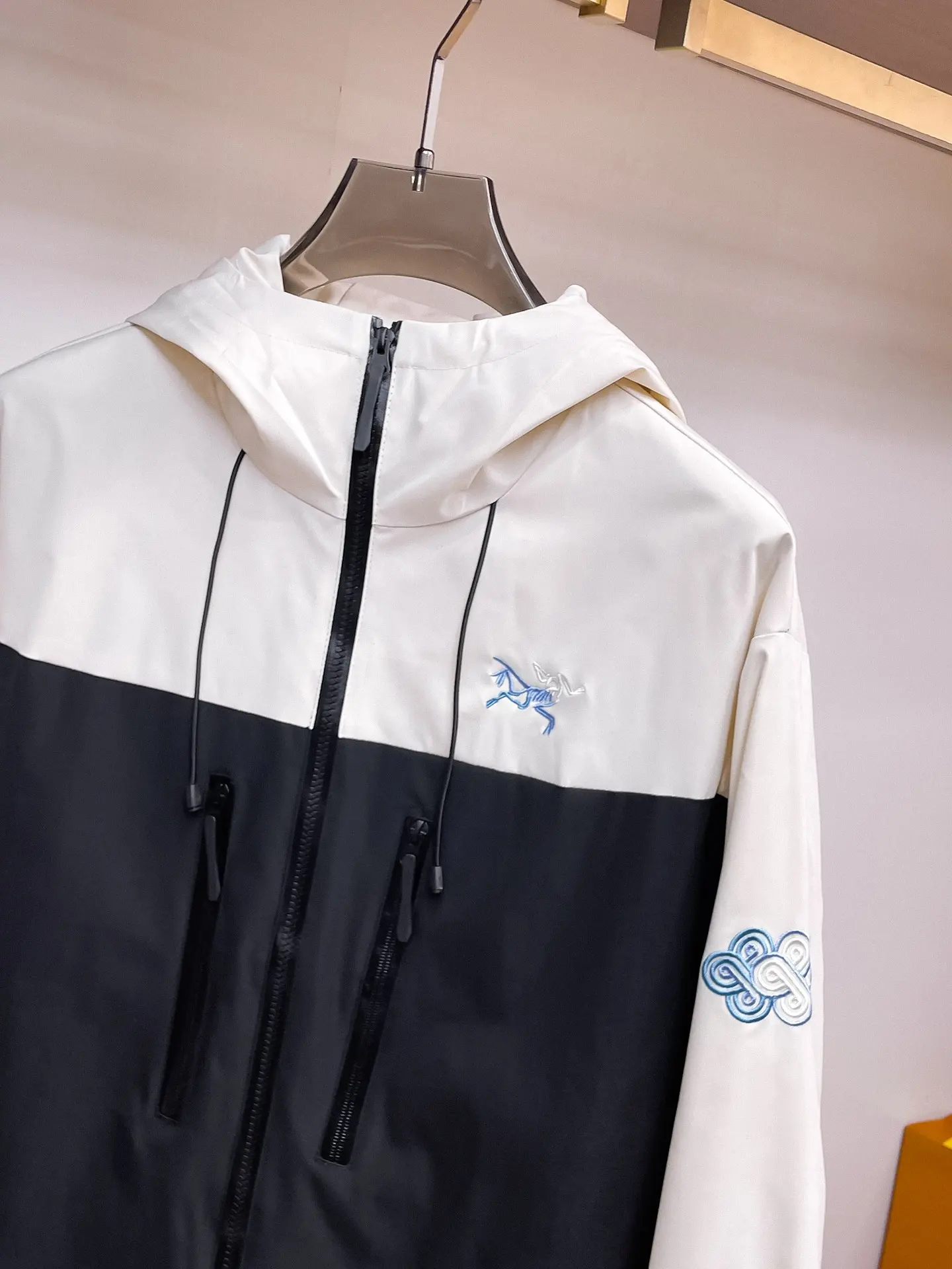 Two-Tone Hooded Shell Jacket D38014873 — view 4