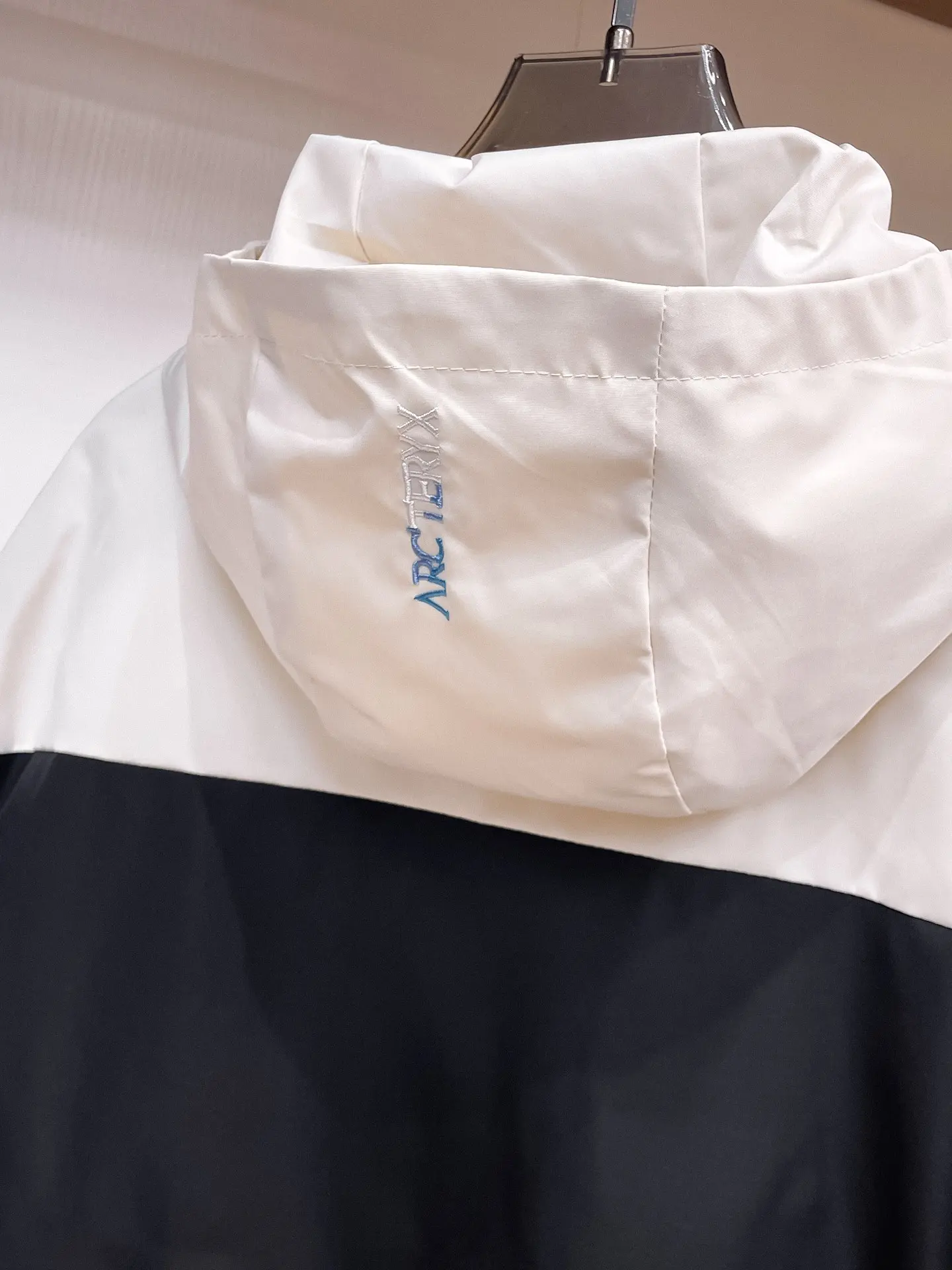 Two-Tone Hooded Shell Jacket D38014873 — view 5