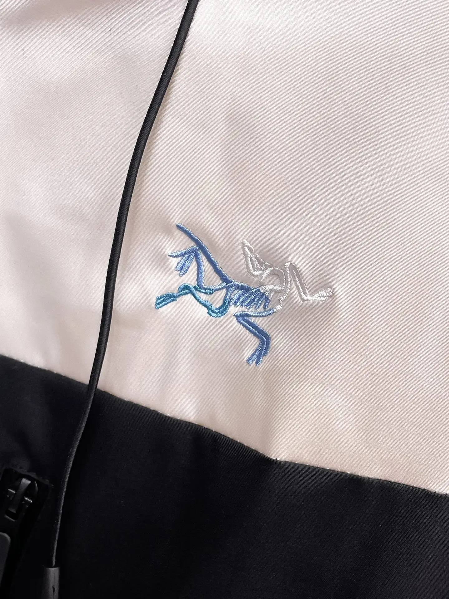 Two-Tone Hooded Shell Jacket D38014873 — view 8