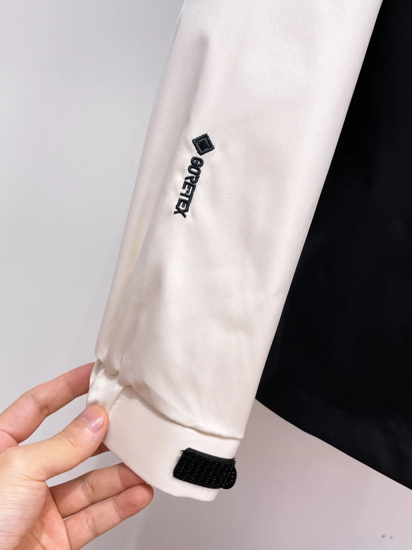 Two-Tone Hooded Shell Jacket D38014873 — view 11