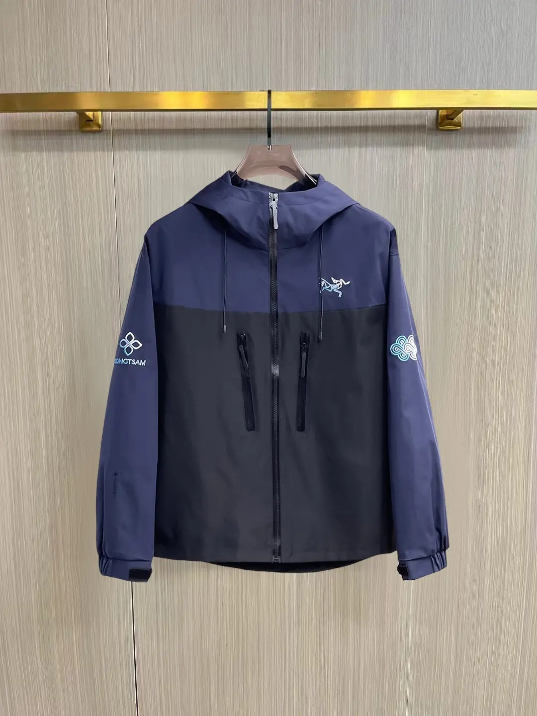 Arc'teryx Two-Tone Hooded Shell Jacket D38014871