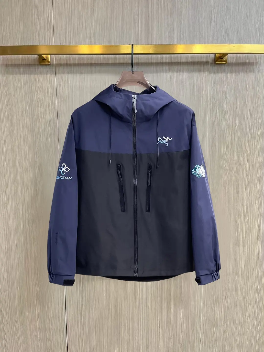 Arc'teryx Two-Tone Hooded Shell Jacket D38014871