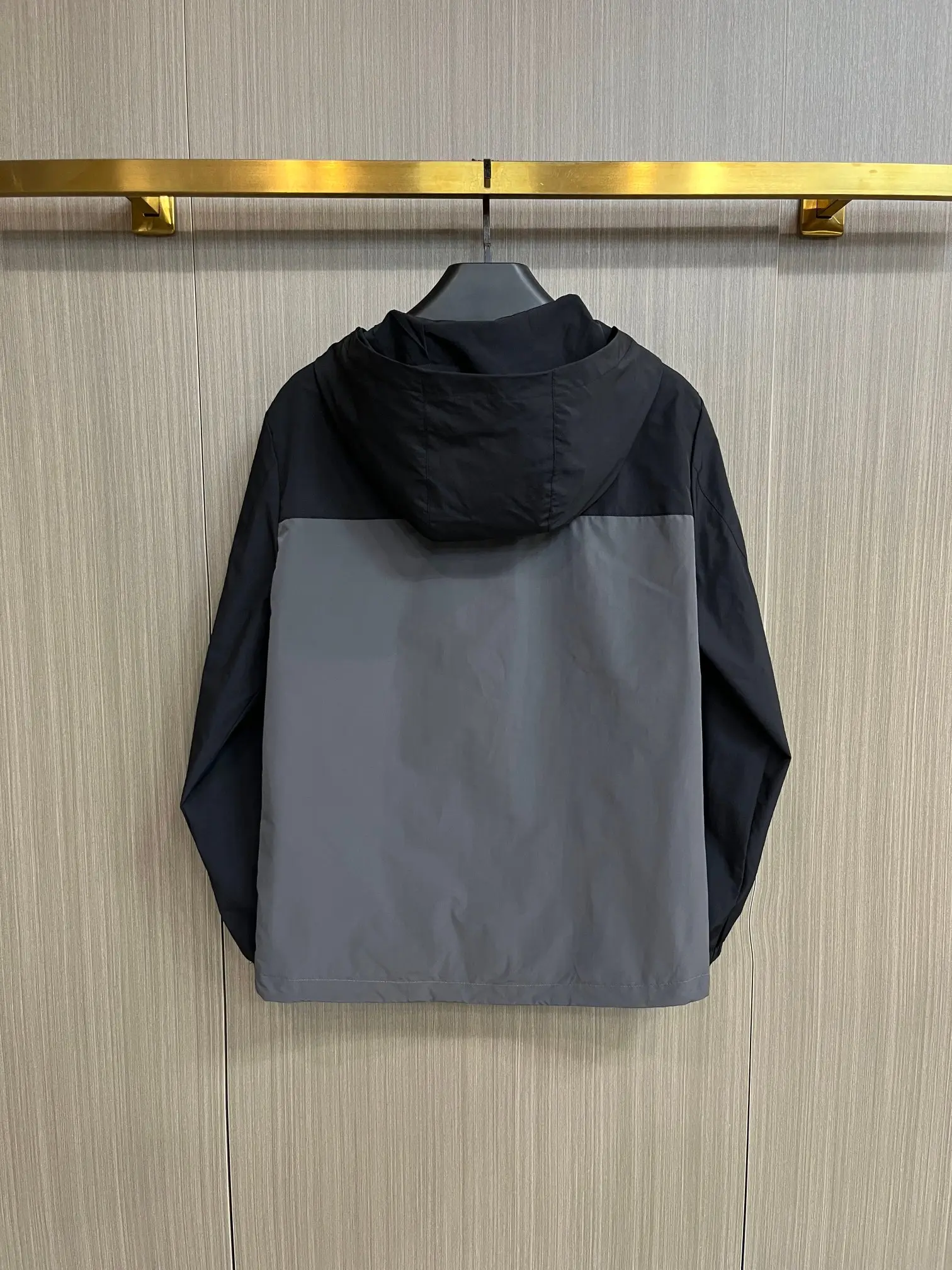 Two-Tone Hooded Windbreaker Jacket D38014777 — view 2