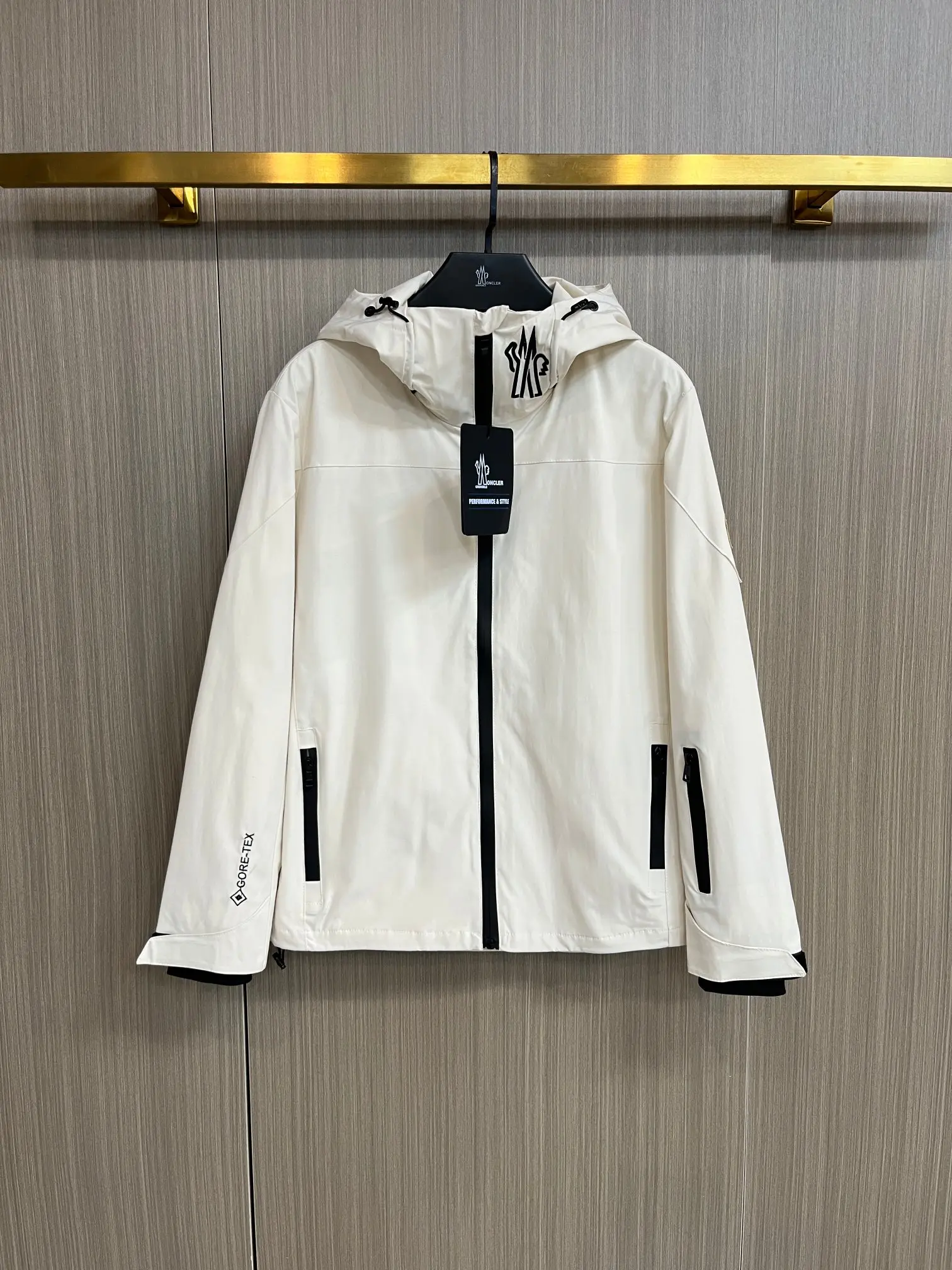 Hooded GORE-TEX Shell Jacket D38014688