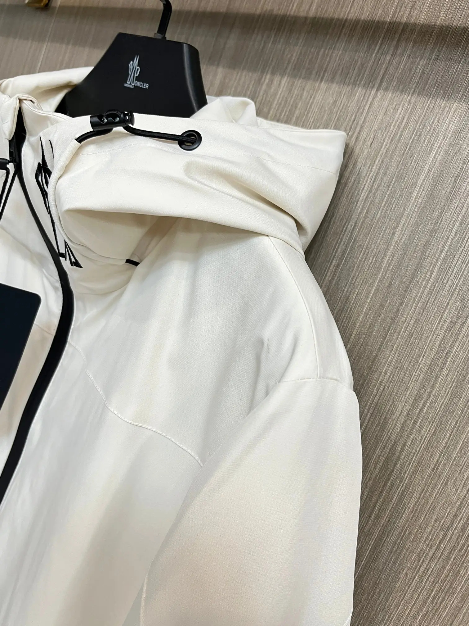 Hooded GORE-TEX Shell Jacket D38014688 — view 4
