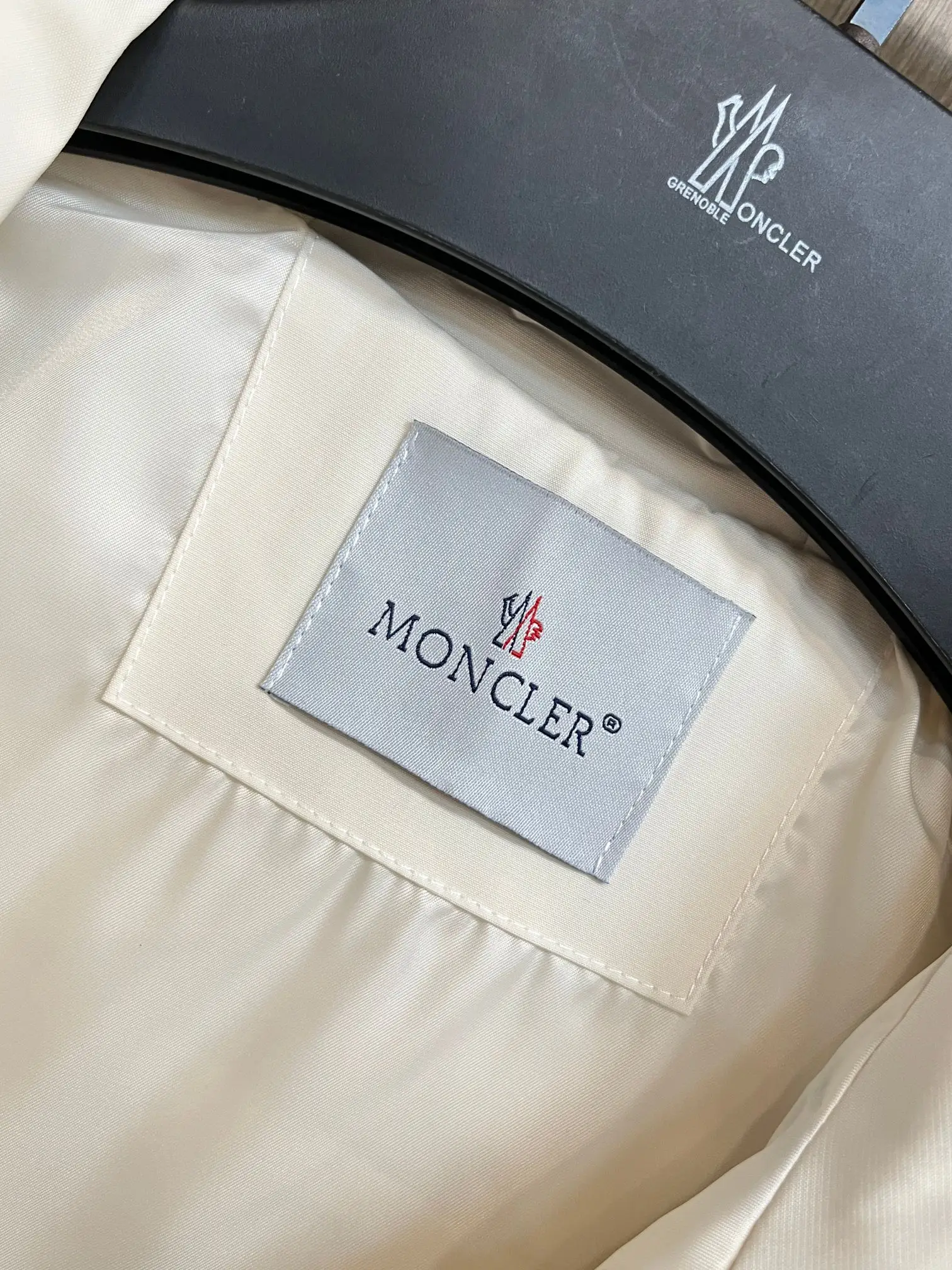 Hooded GORE-TEX Shell Jacket D38014688 — view 6