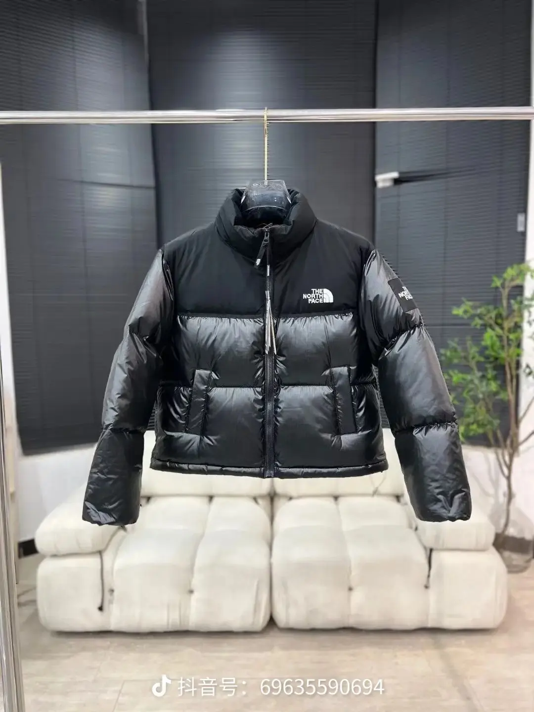 Cropped Down-Filled Puffer Jacket D45022288